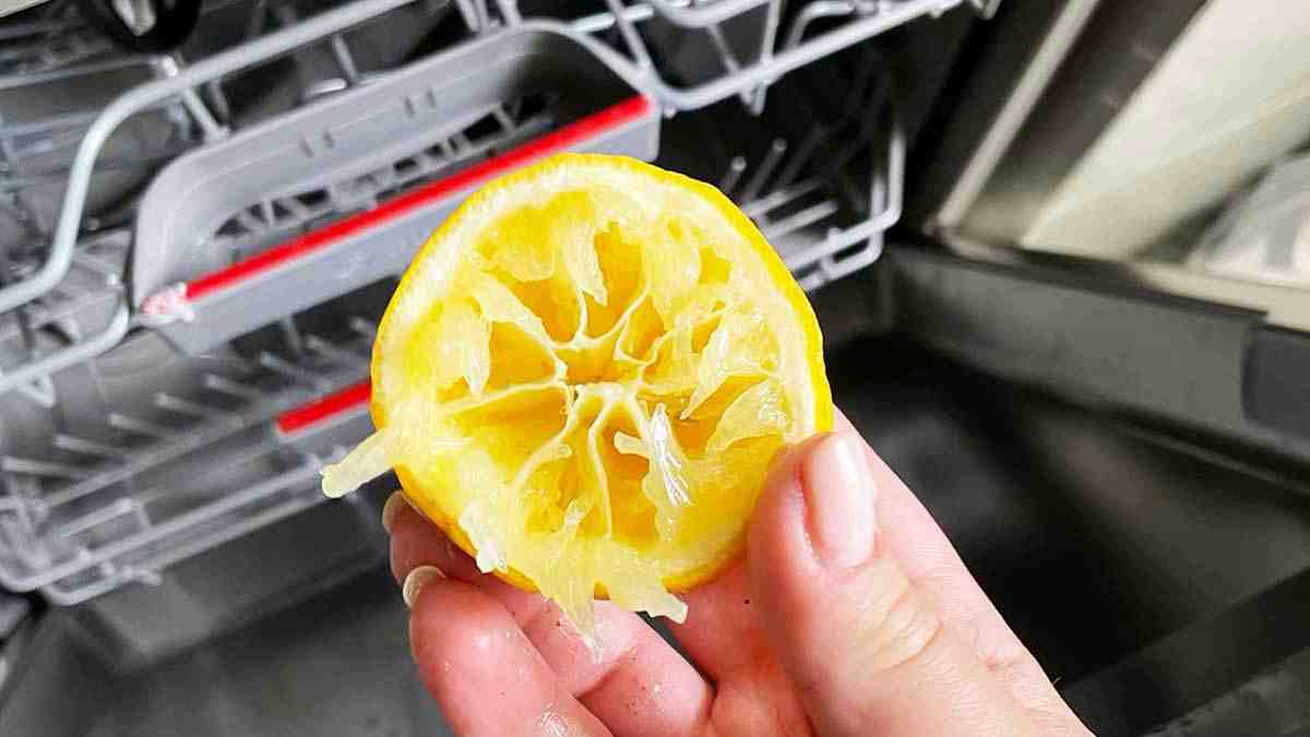 Le secret de citron pressé pour avoir des plats et des verres brillants