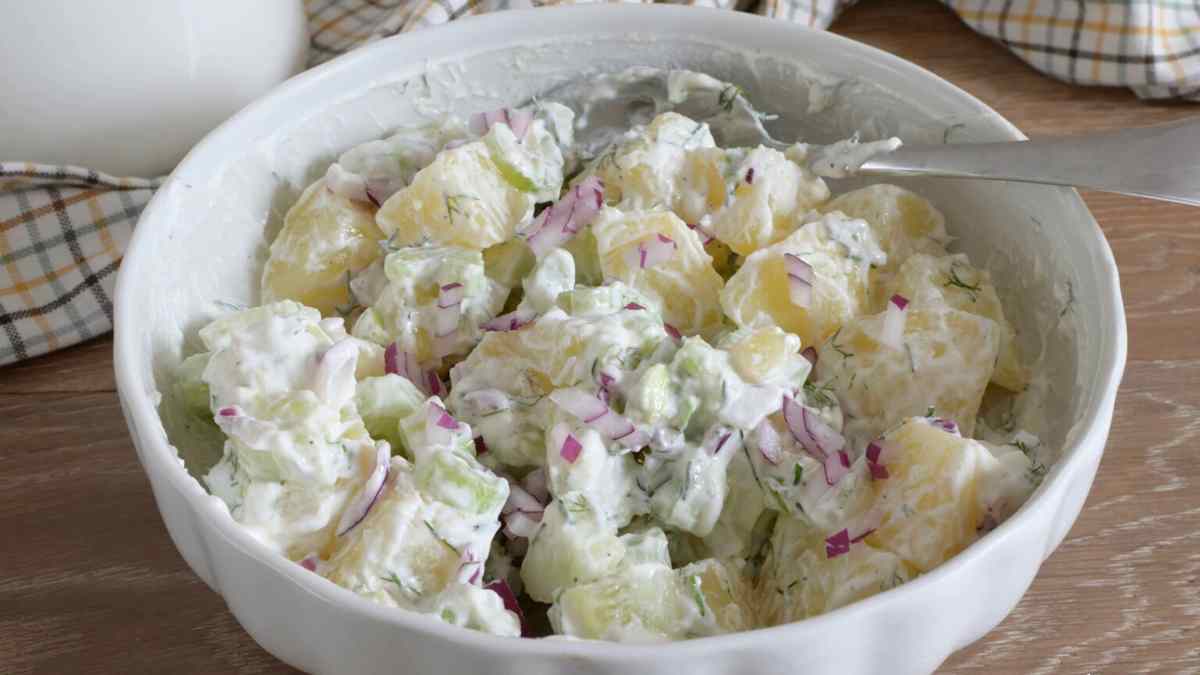 Salade de pommes de terre à la sauce au yaourt
